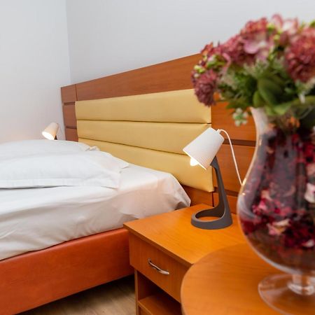 Hotel Sir Colentina Bukares Bagian luar foto