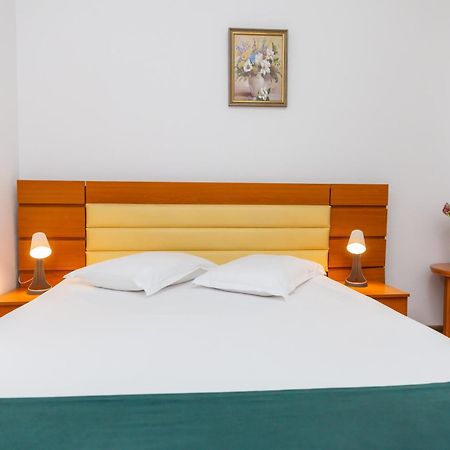 Hotel Sir Colentina Bukares Bagian luar foto