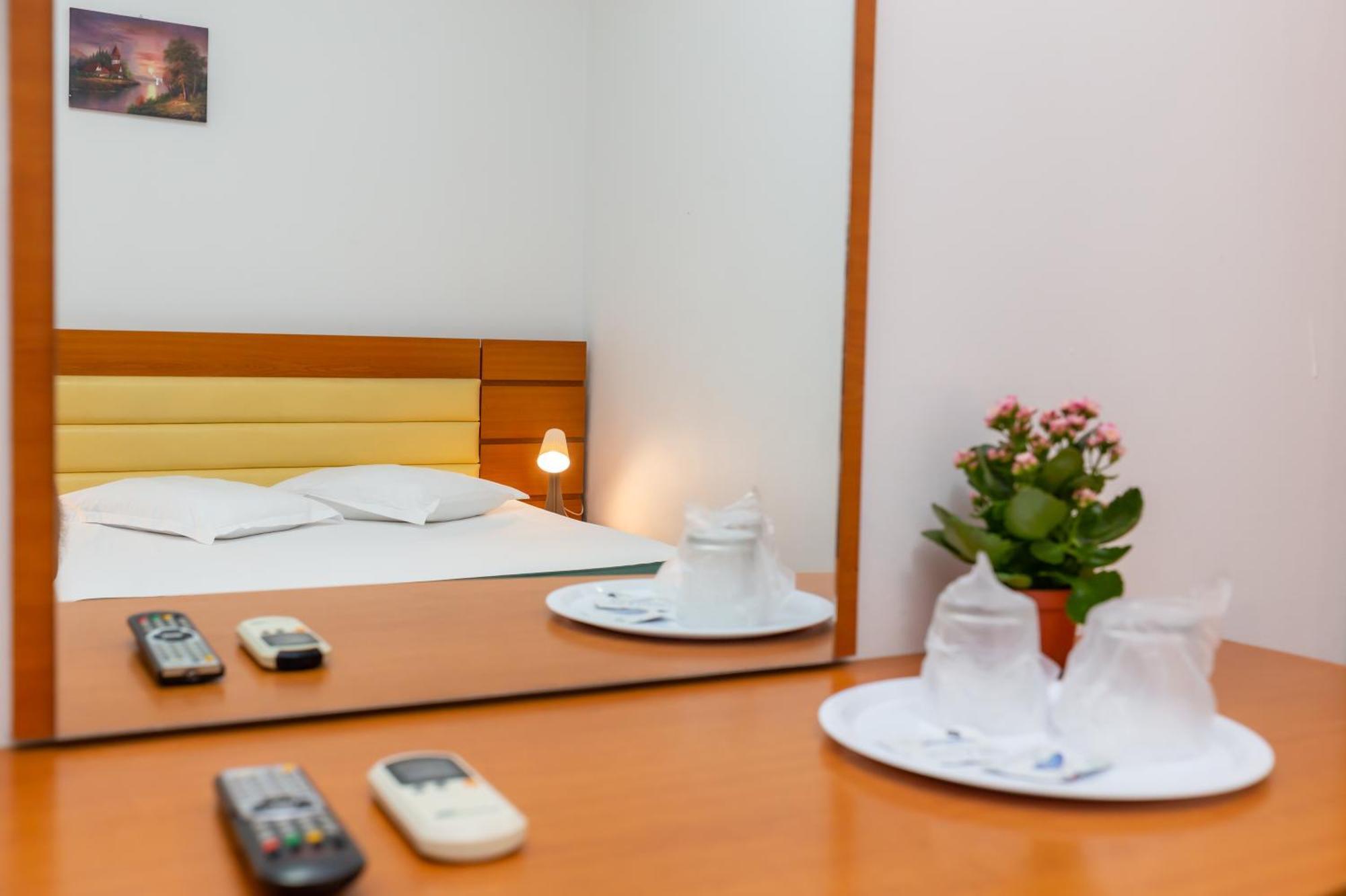 Hotel Sir Colentina Bukares Bagian luar foto