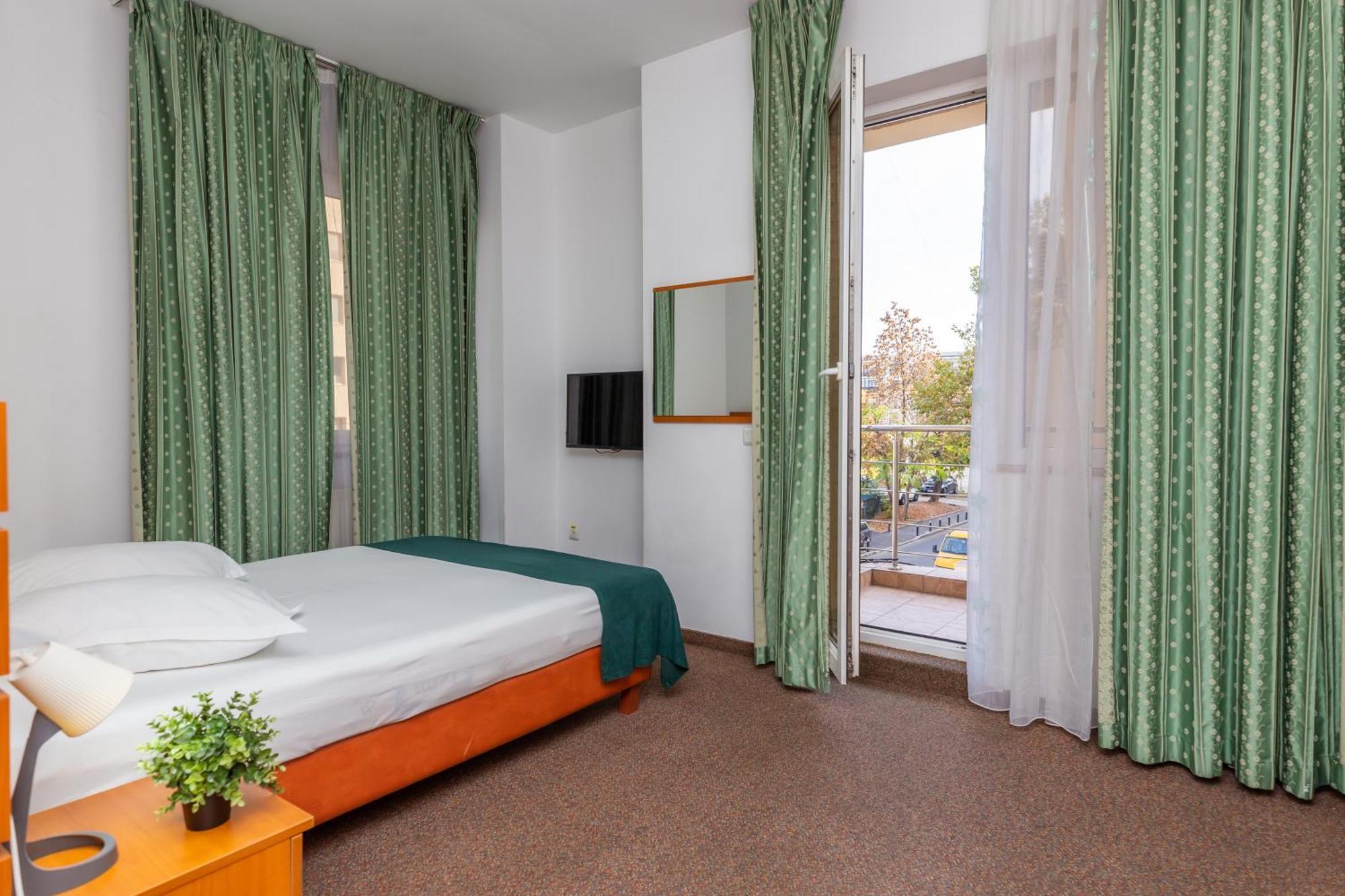 Hotel Sir Colentina Bukares Bagian luar foto