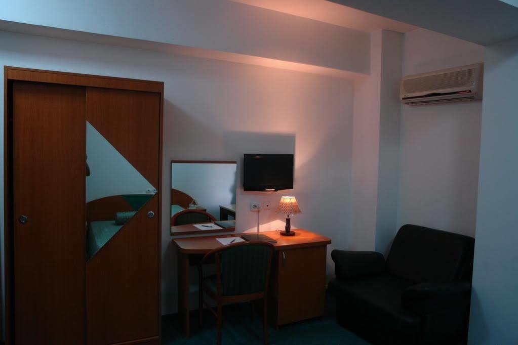 Hotel Sir Colentina Bukares Bagian luar foto
